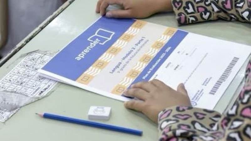 Estudiantes en un aula realizando una prueba escrita