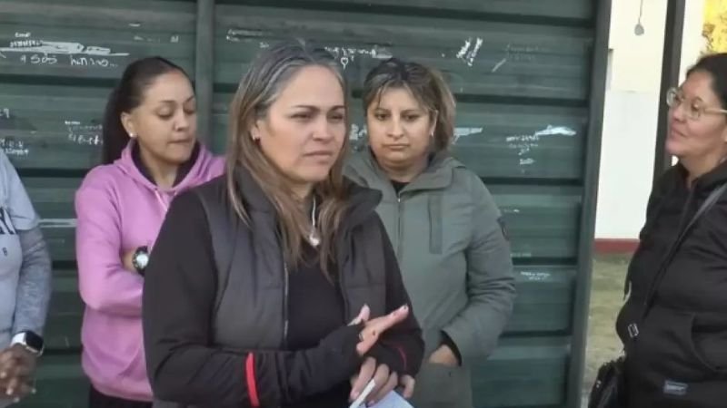 Estudiantes en una parada de transporte escolar en Catamarca