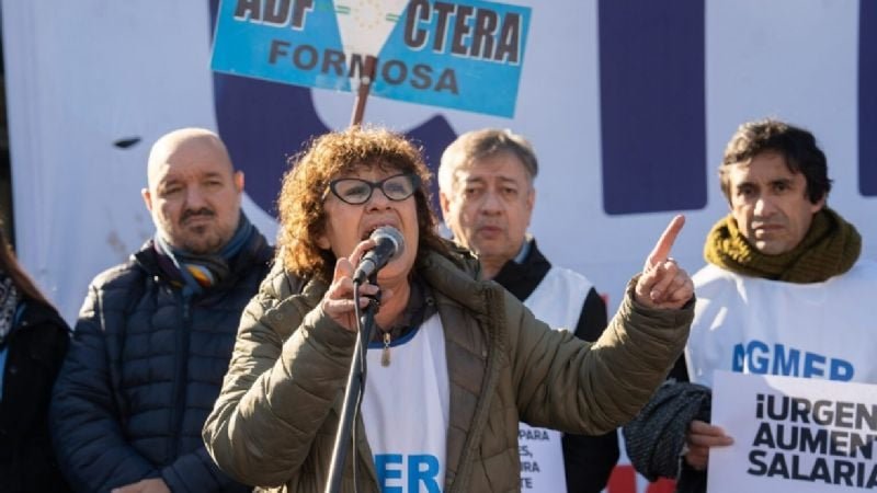 Docentes movilizados frente al Palacio Pizzurno durante la jornada de lucha de CTERA