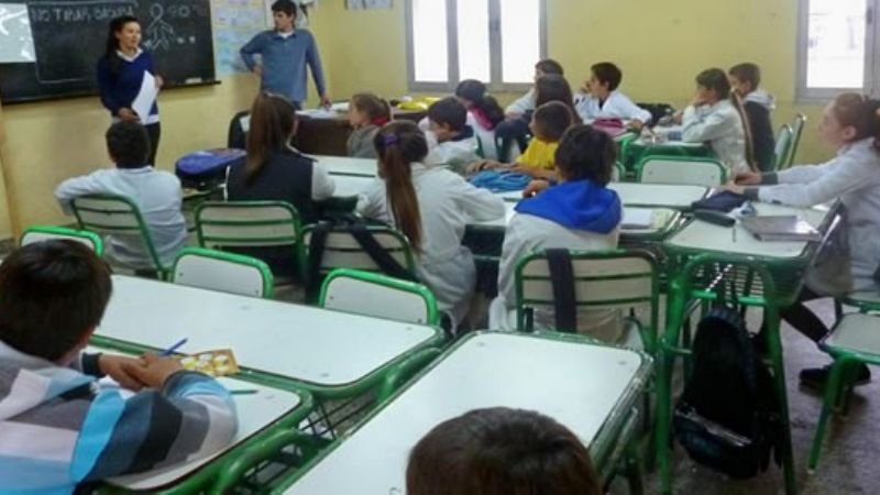 Estudiantes en un aula de escuela secundaria