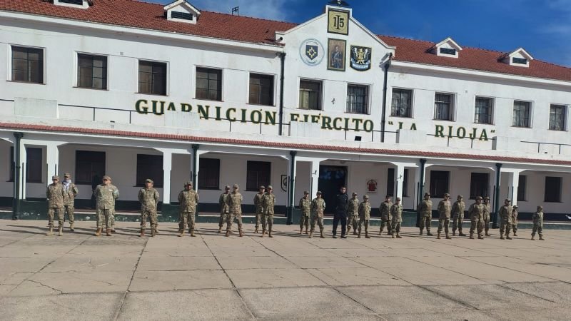 Estudiantes recorriendo instalaciones militares en La Rioja