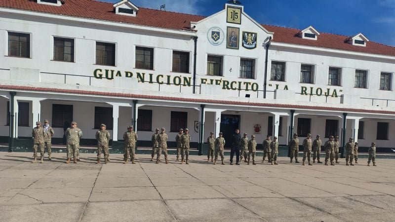 Estudiantes recorriendo instalaciones militares en La Rioja