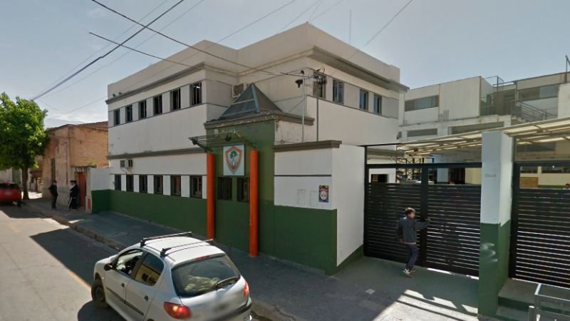 Alumno manipulando un arma dentro de un aula del Colegio Privado Enrique Hood en Catamarca