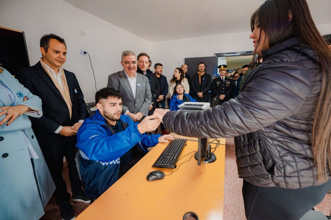 Inauguración del Centro de Emisión de Licencias en Saujil, con autoridades provinciales y municipales