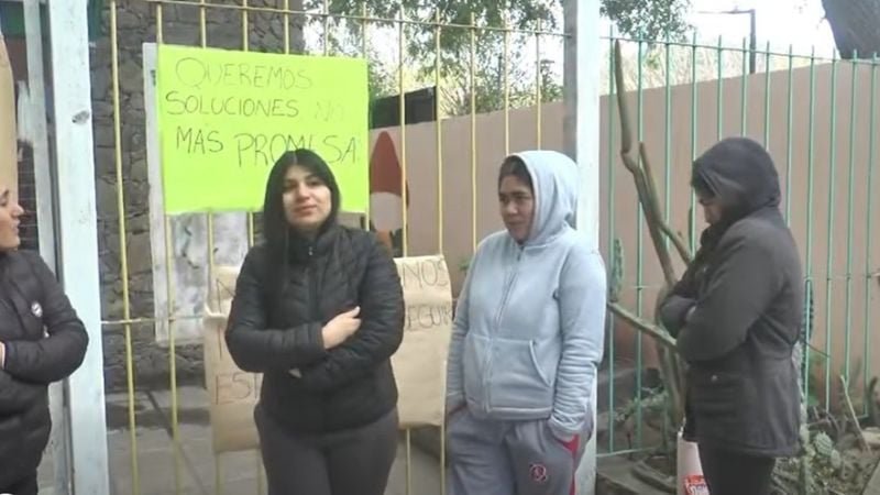 Madres en protesta frente al jardín de infantes de Las Pirquitas