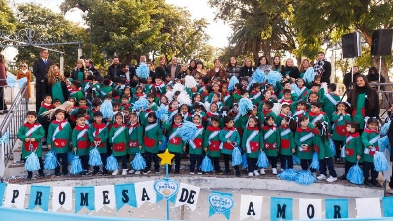 Ceremonia de promesa de amor a la Bandera de niños de salas de 5 años en Catamarca