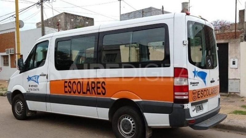 Estudiantes caminando hacia la escuela en El Portezuelo