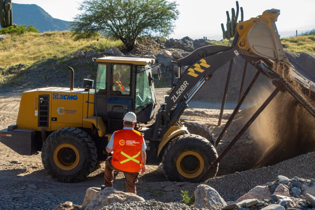Firma de acuerdo entre el Ministerio de Educación y Trabajo y Minera Agua Rica LLC para prácticas de operadores de maquinaria vial