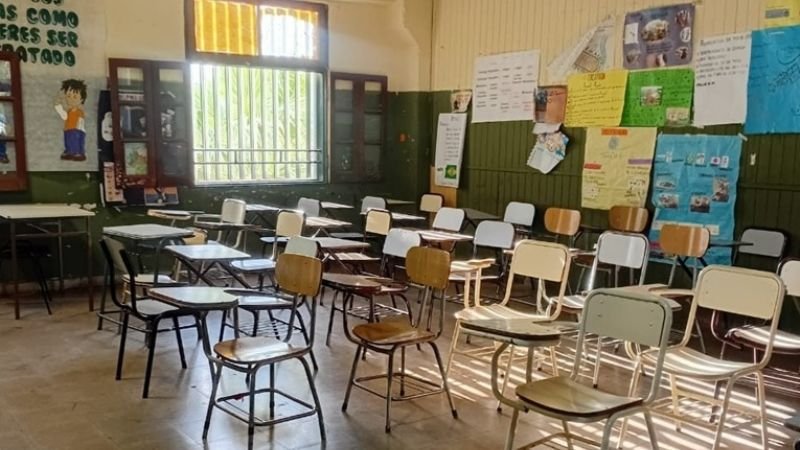 Docentes universitarios en protesta frente a la Universidad Nacional de Catamarca