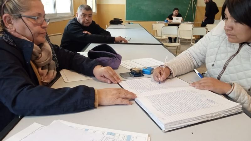 Documentos y carpetas sobre una mesa, representando el proceso de concurso de interinatos y suplencias en educación superior