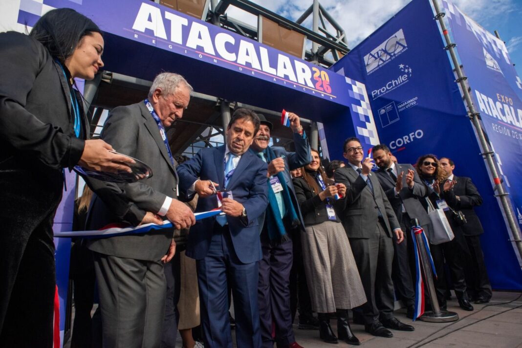 Vista del stand de Catamarca en la Expo Atacalar 2026, con muestra fotográfica y productos regionales