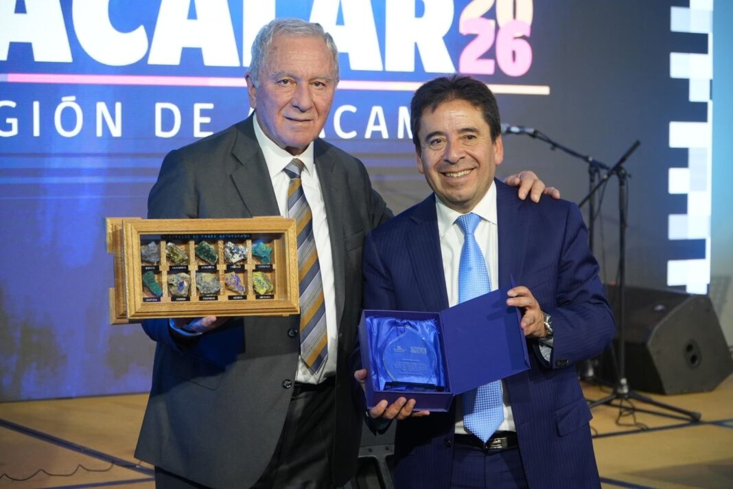 Vicegobernador Rubén Dusso durante ceremonia de distinción en Copiapó