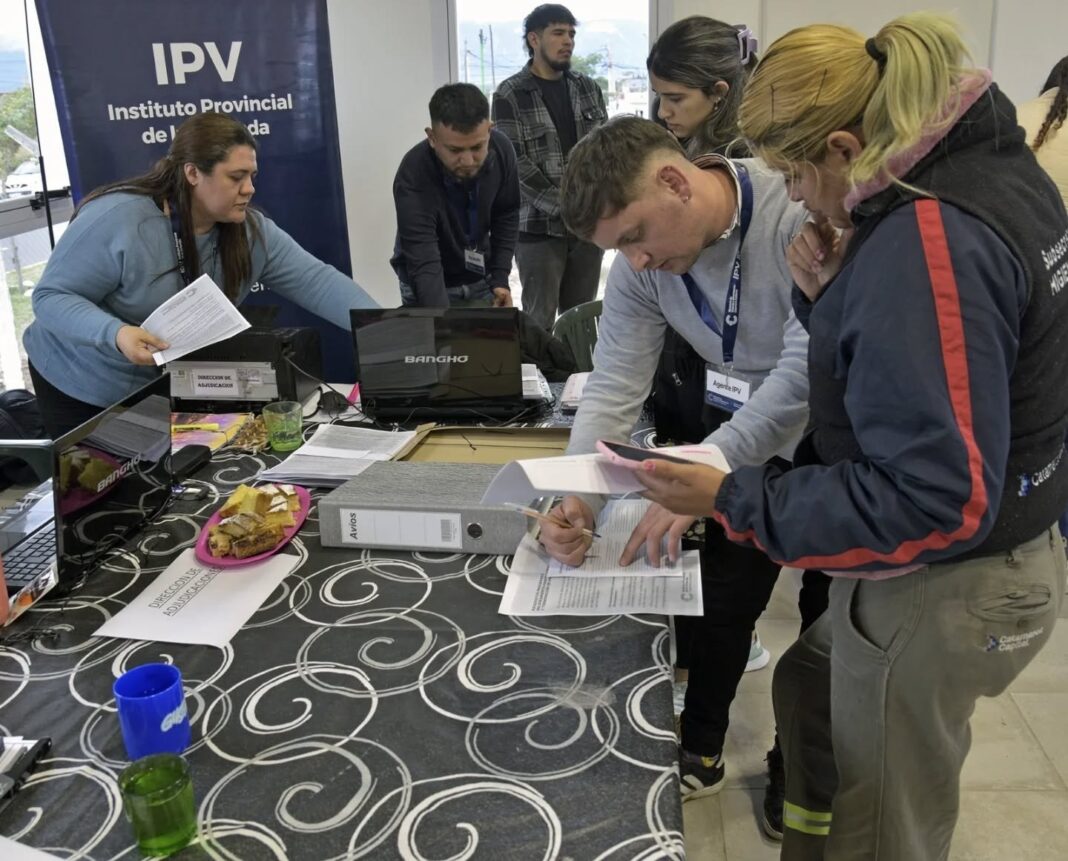 Operativo Vivienda Más Cerca en el SUM del Loteo Parque Sur, Catamarca