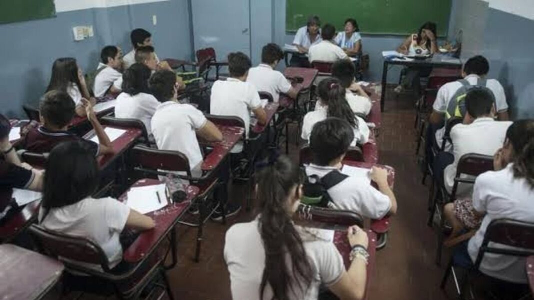 Jóvenes en un aula de escuela secundaria en Argentina