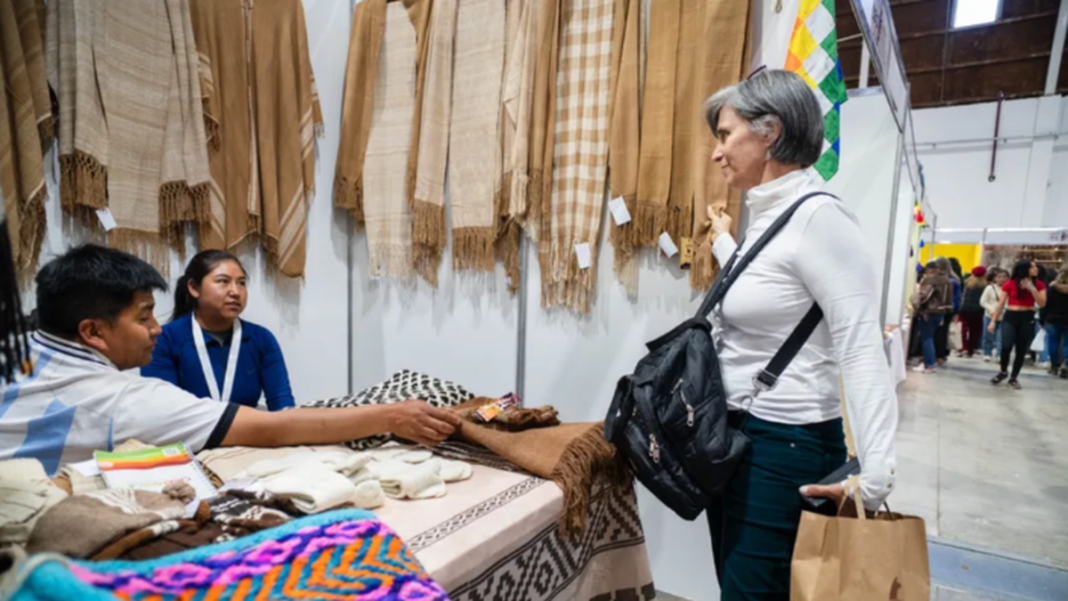 Artesanos en la Fiesta Nacional e Internacional del Poncho en Catamarca