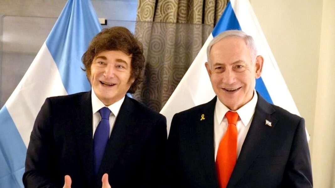 Benjamín Netanyahu y Javier Milei con una camiseta de la selección argentina