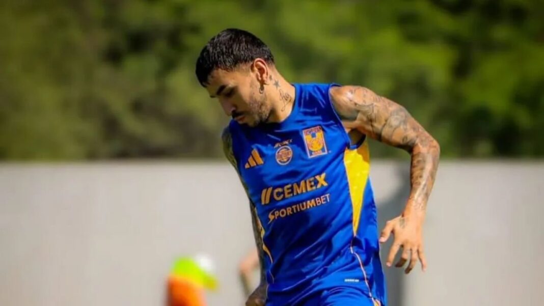 Ángel Correa con camiseta de Tigres