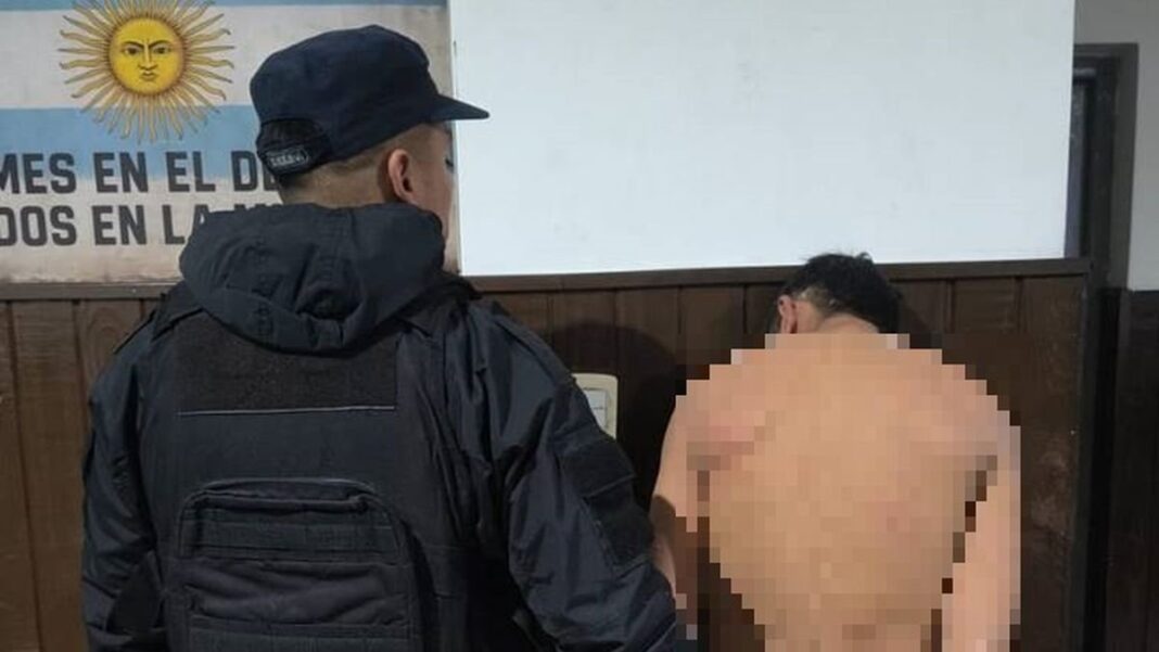 Policía en la zona sur de la Capital durante la aprehensión de un hombre por violencia familiar
