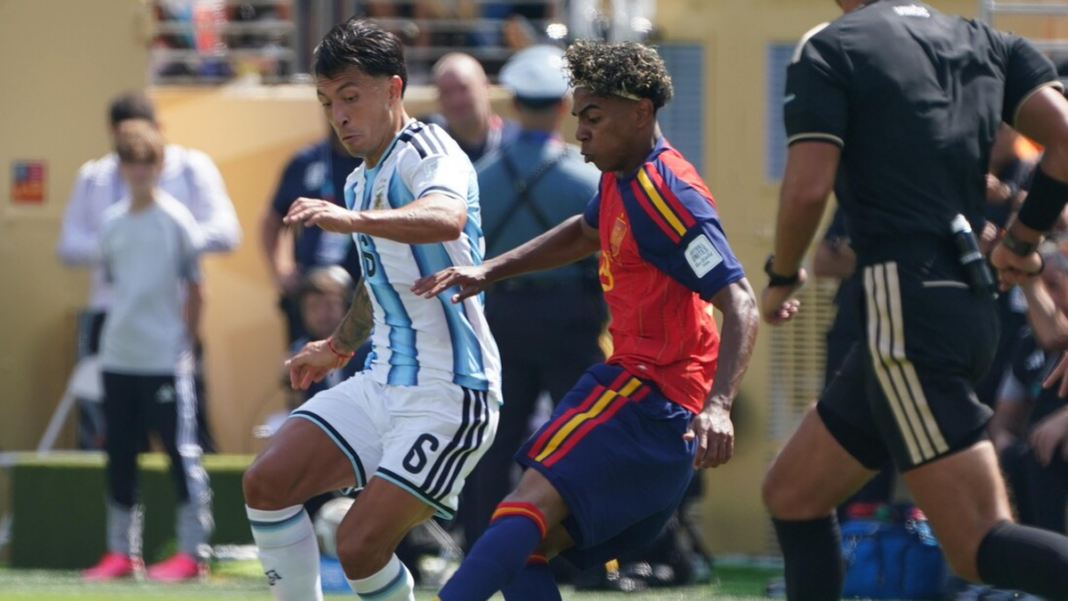 Partido de fútbol entre Argentina y España en la final del Mundial 2026