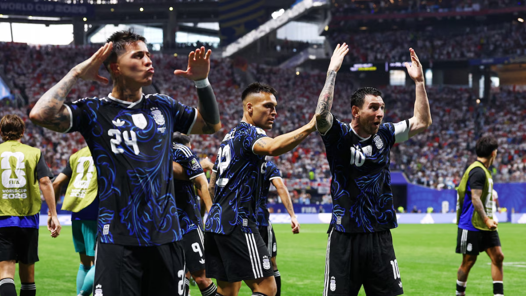 Jugadores de la Selección argentina celebran un gol durante el partido contra Inglaterra en semifinales del Mundial 2026