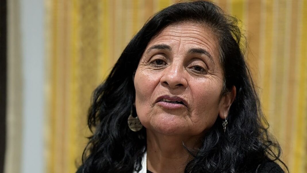 Ana Nahuelñir con tejido mapuche en la Fiesta del Poncho
