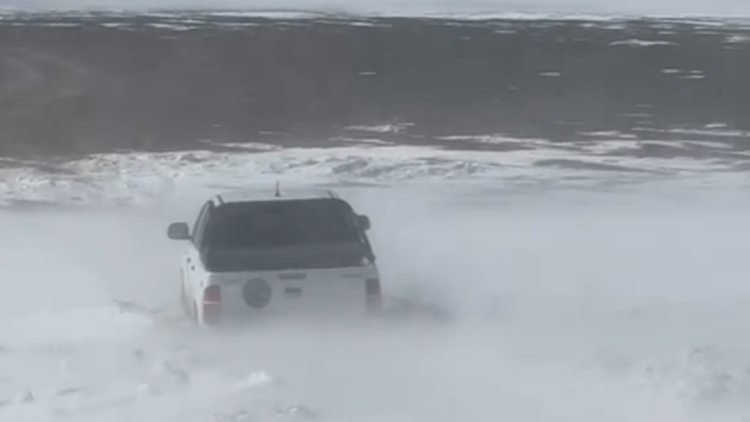 Vehículos atascados en la nieve en la zona cordillerana de Fiambalá