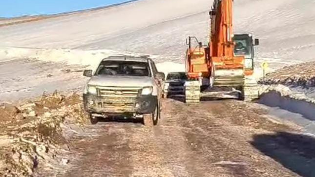 Operativo de rescate de turistas varados en la cordillera de Catamarca, con maquinaria y personal de Bomberos Voluntarios de Tinogasta