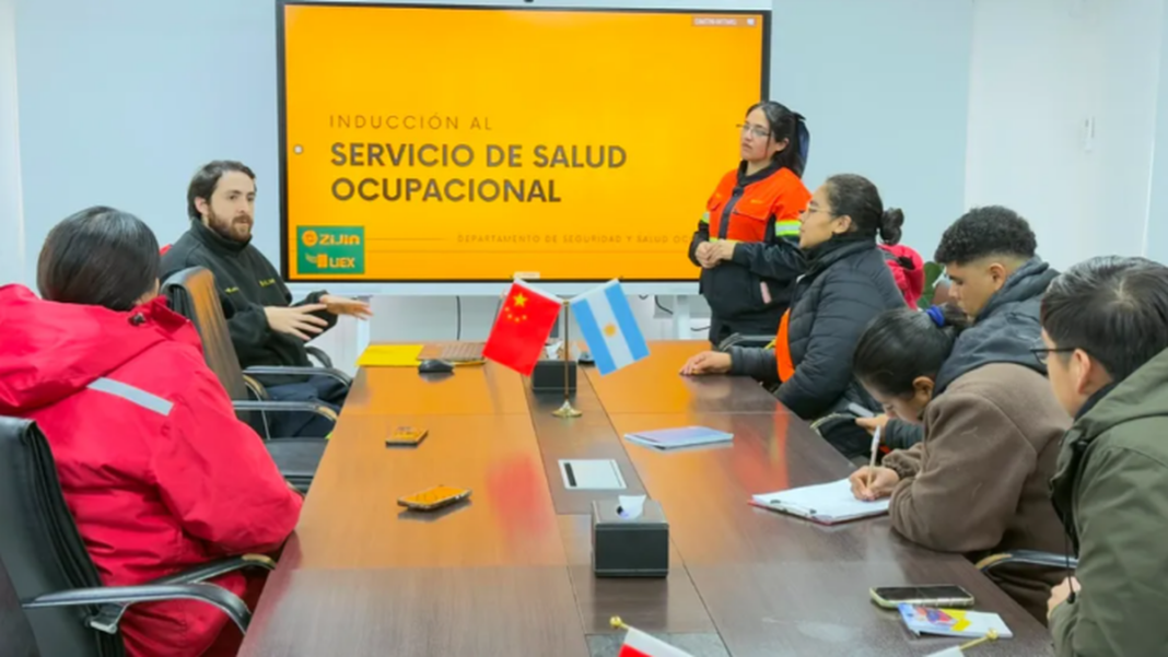 Estudiantes en jornada de inducción en LIEX S.A.