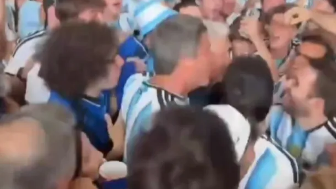 Bastian Schweinsteiger rodeado de hinchas argentinos celebrando el pase a la final del Mundial 2026