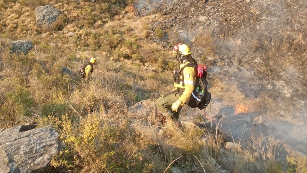 Brigadistas trabajando en el incendio forestal en Aconquija