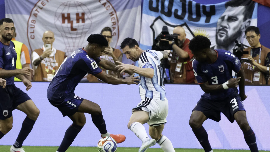 Lionel Messi junto a jugadores de Cabo Verde en el túnel de vestuarios