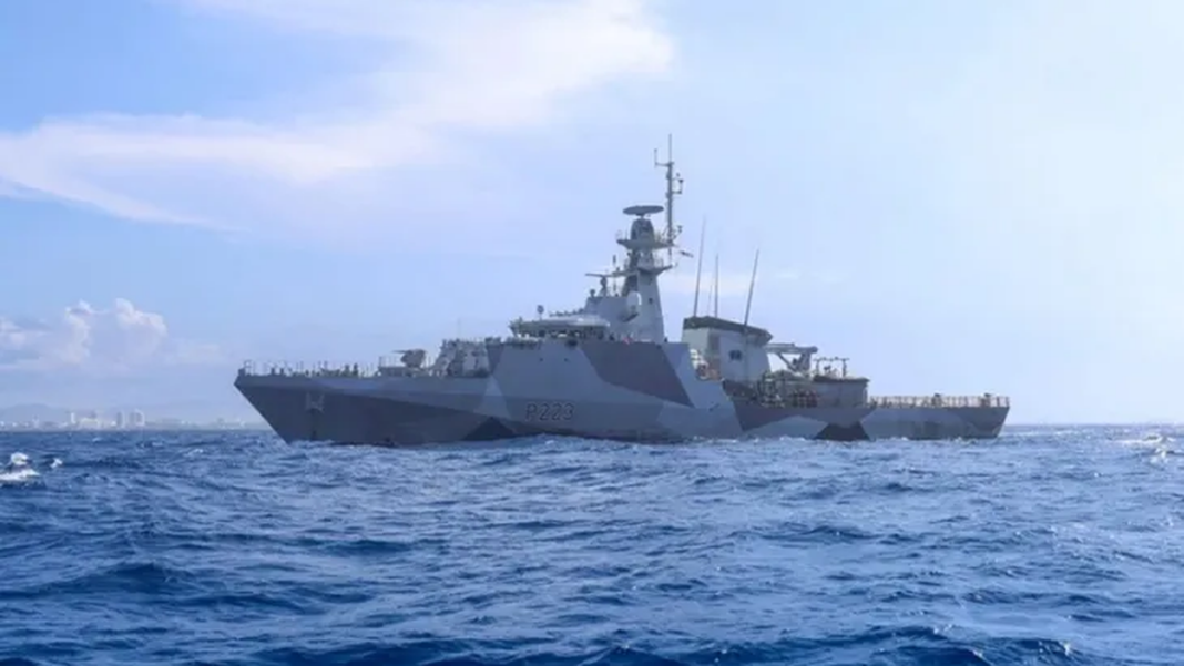 Buque de guerra británico HMS Medway en el Atlántico Sur