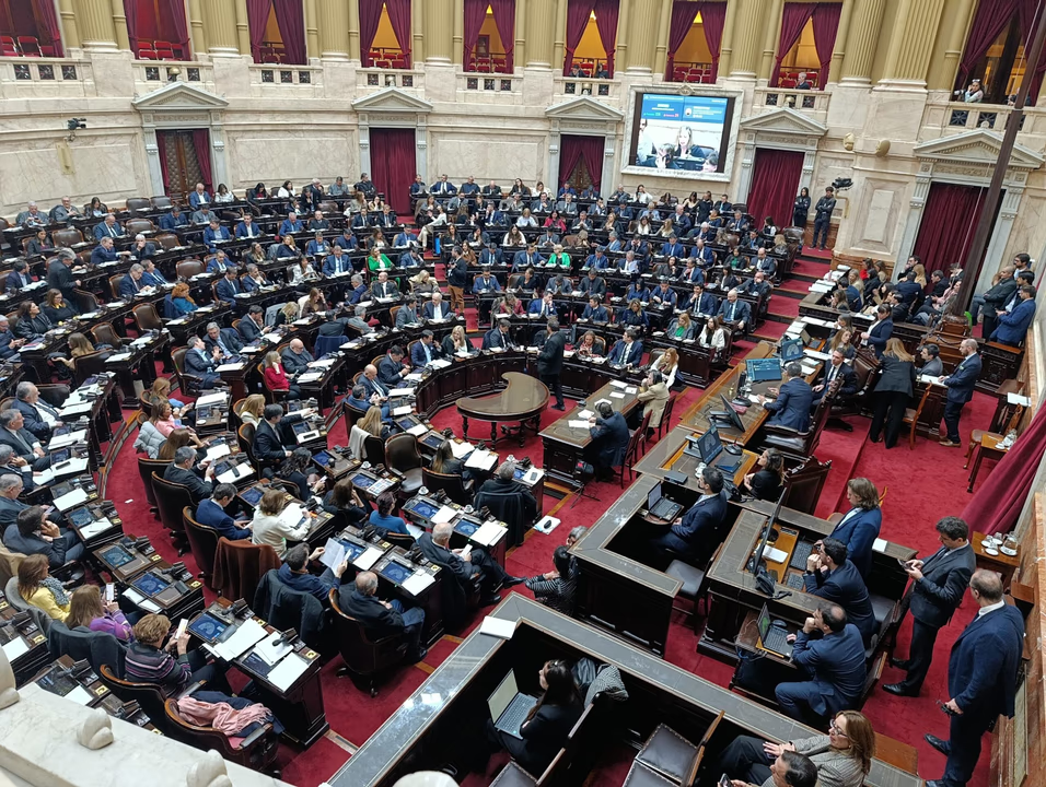 Sesión de la Cámara de Diputados durante la votación del Súper RIGI