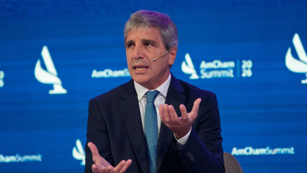 Luis Caputo anunciando proyectos en el RIGI