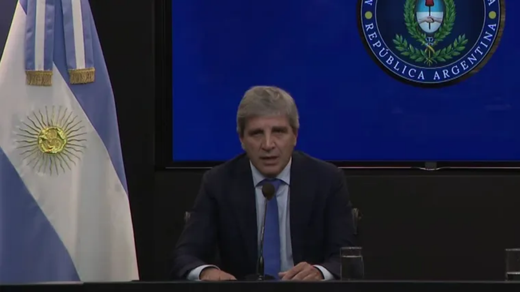 Luis Caputo en conferencia de prensa presentando cambios a la Ley de Inocencia Fiscal