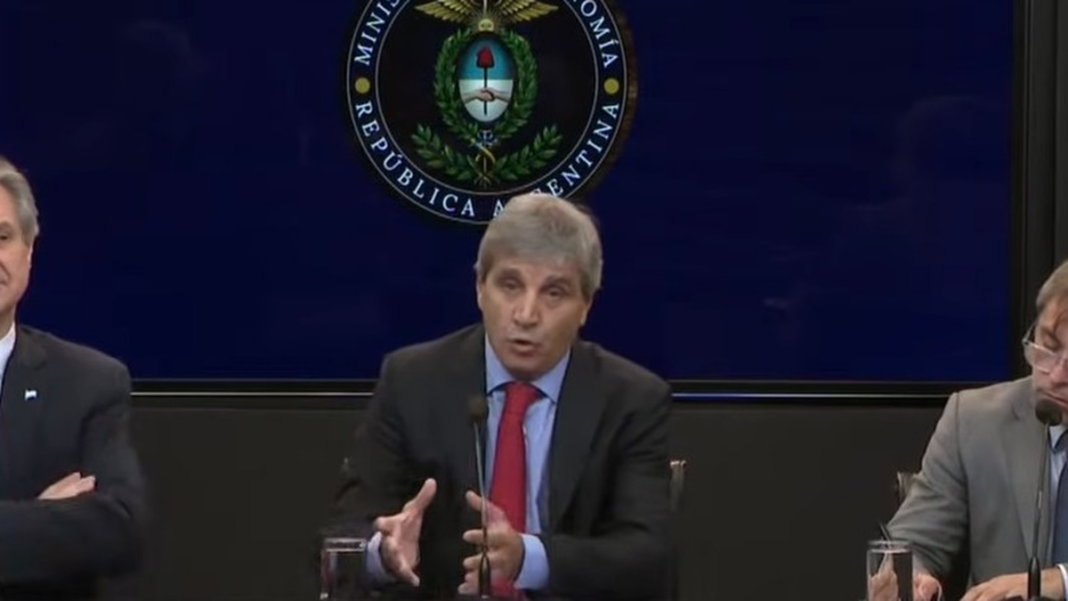 Luis Caputo durante la presentación del plan financiero en el Ministerio de Economía