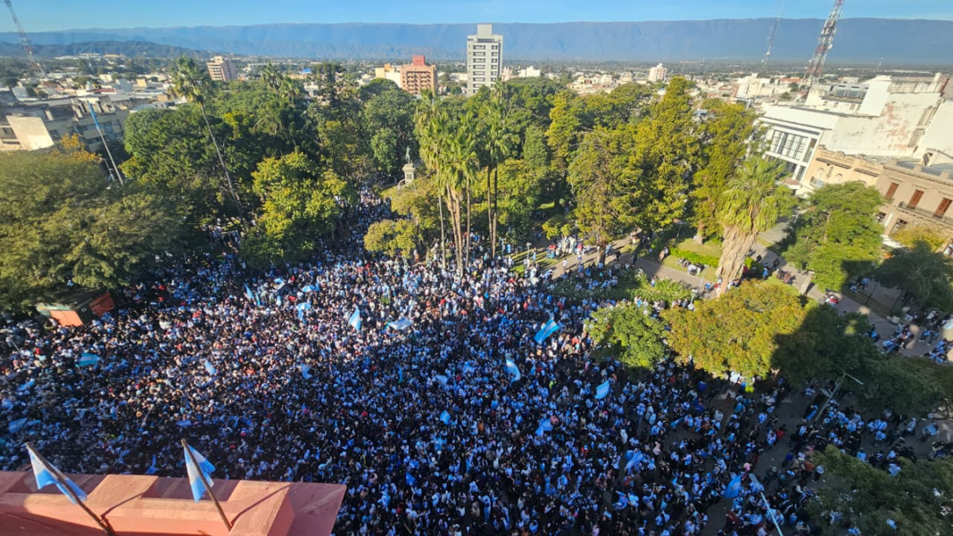 Festejos de catamarqueños en la plaza por el pase de Argentina a cuartos del Mundial 2026