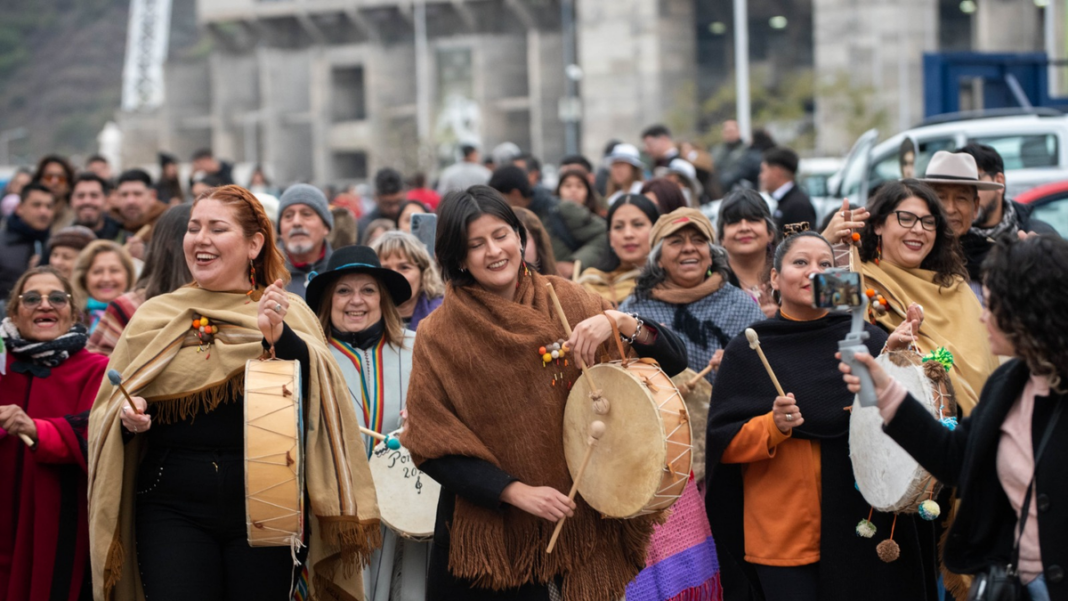 Caminata sonora de Catamarca Retumba con copleras y cajas en la Fiesta del Poncho