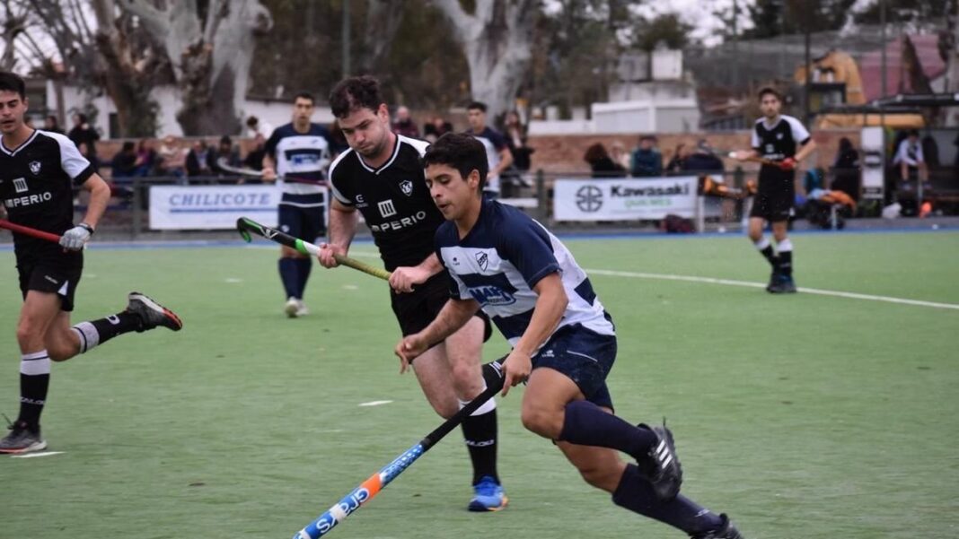 Jugadores de hockey sobre césped en una cancha durante una clínica deportiva en Catamarca