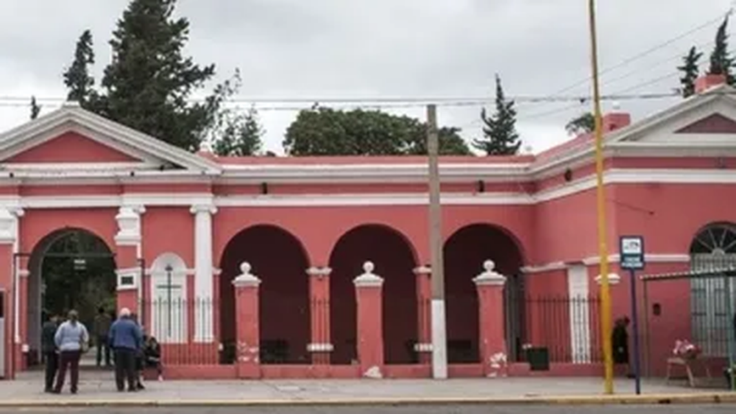 Vista del Cementerio Municipal de Catamarca con obras de ampliación de nichos