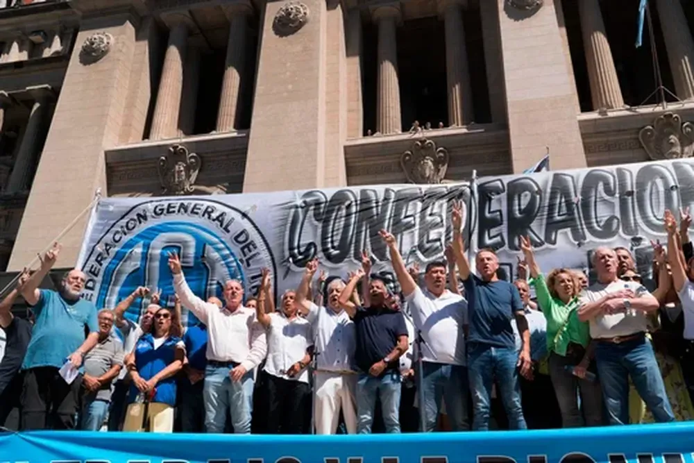 Manifestantes con banderas frente al Congreso Nacional