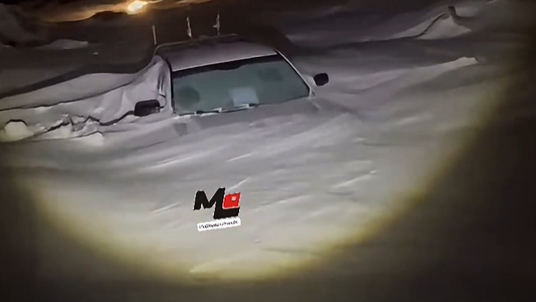 Camionetas cubiertas por nieve en la Puna catamarqueña