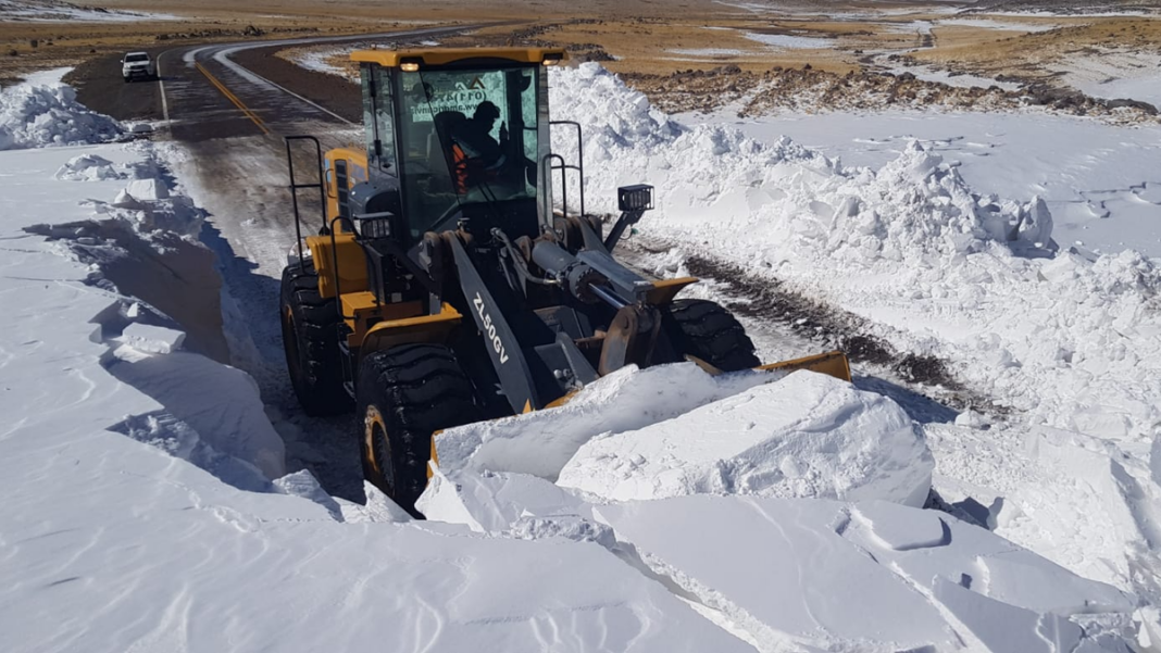 Equipos viales realizando despeje de nieve en la Ruta Nacional 60 hacia el Paso de San Francisco