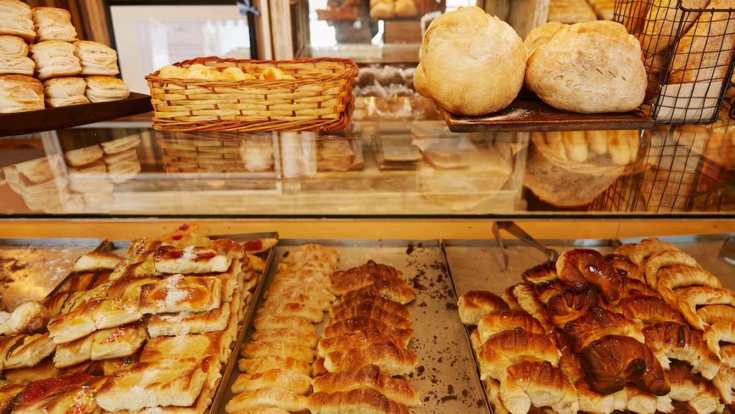 Panadero en un mostrador de panadería