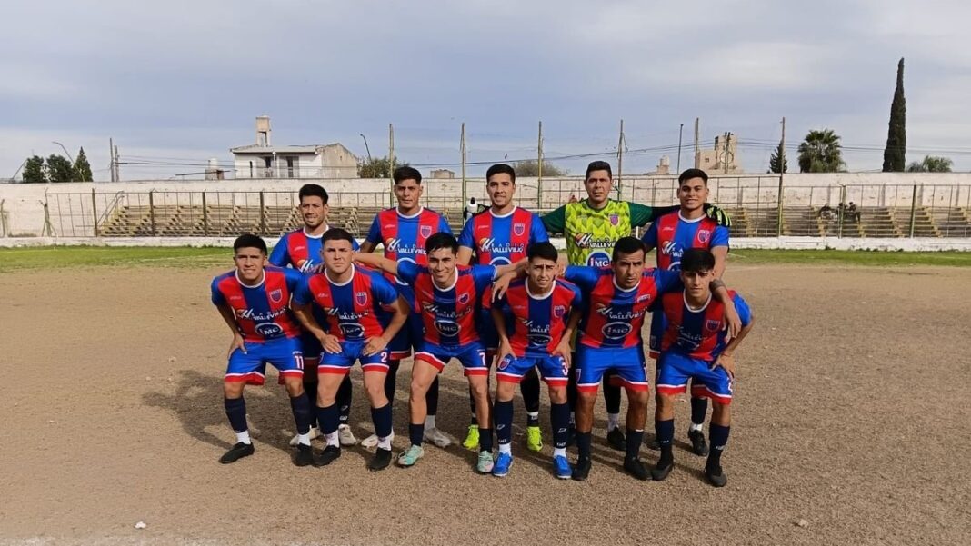 Partido de fútbol entre Defensores del Norte y Vélez Sarsfield en el estadio Malvinas Argentinas