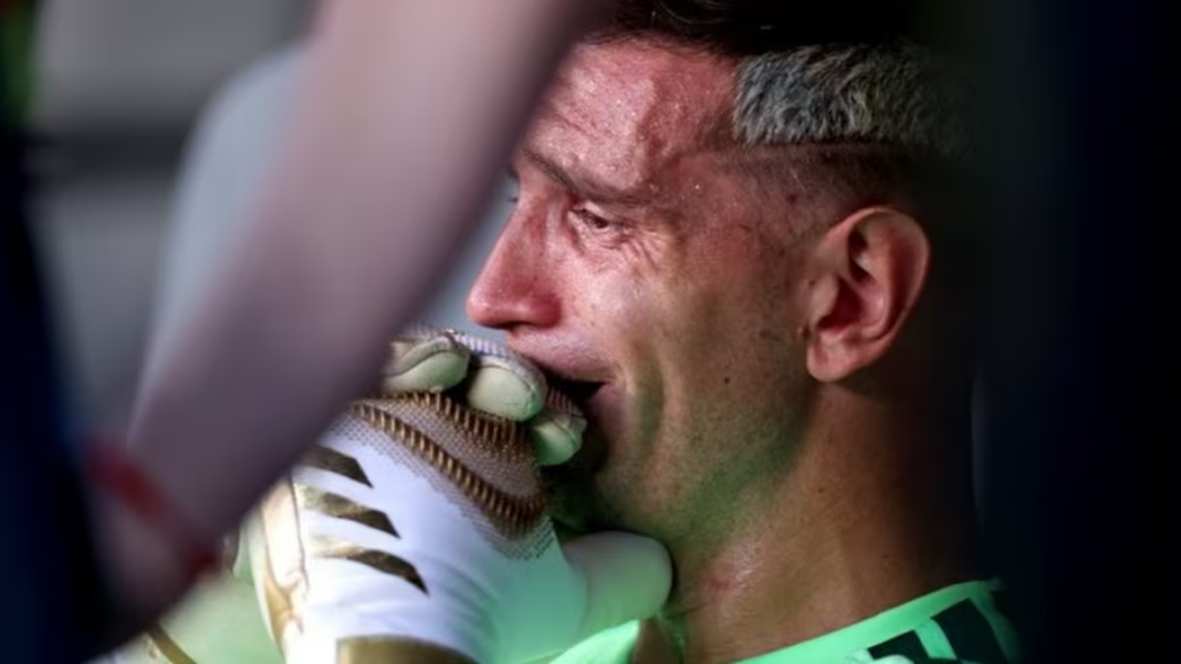 Emiliano Dibu Martínez con la camiseta de la selección argentina