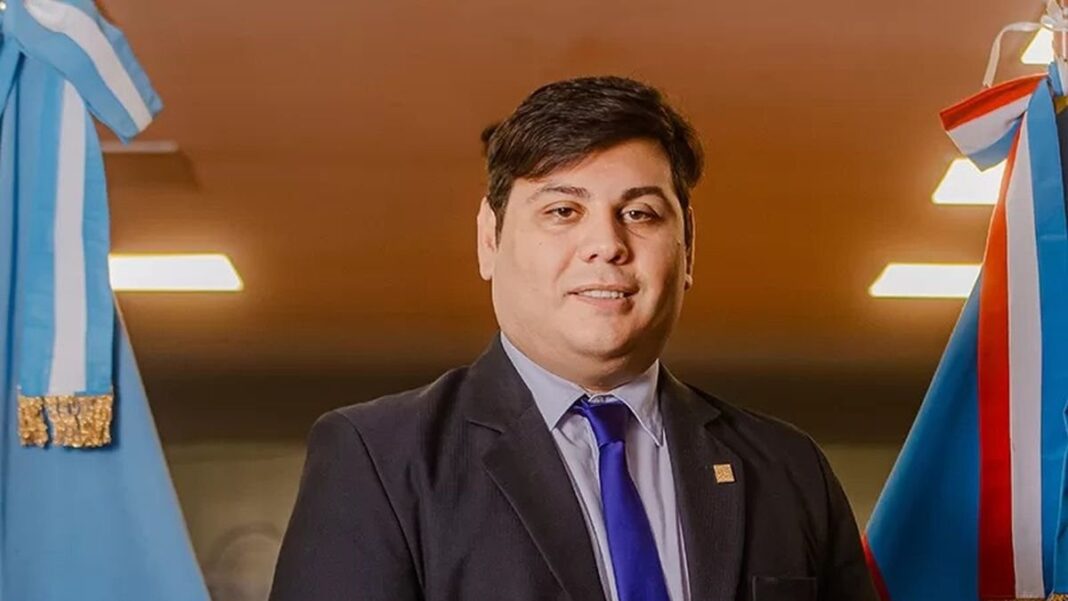 Diputados opositores Tiago Puente y Federico Lencina en sesión legislativa