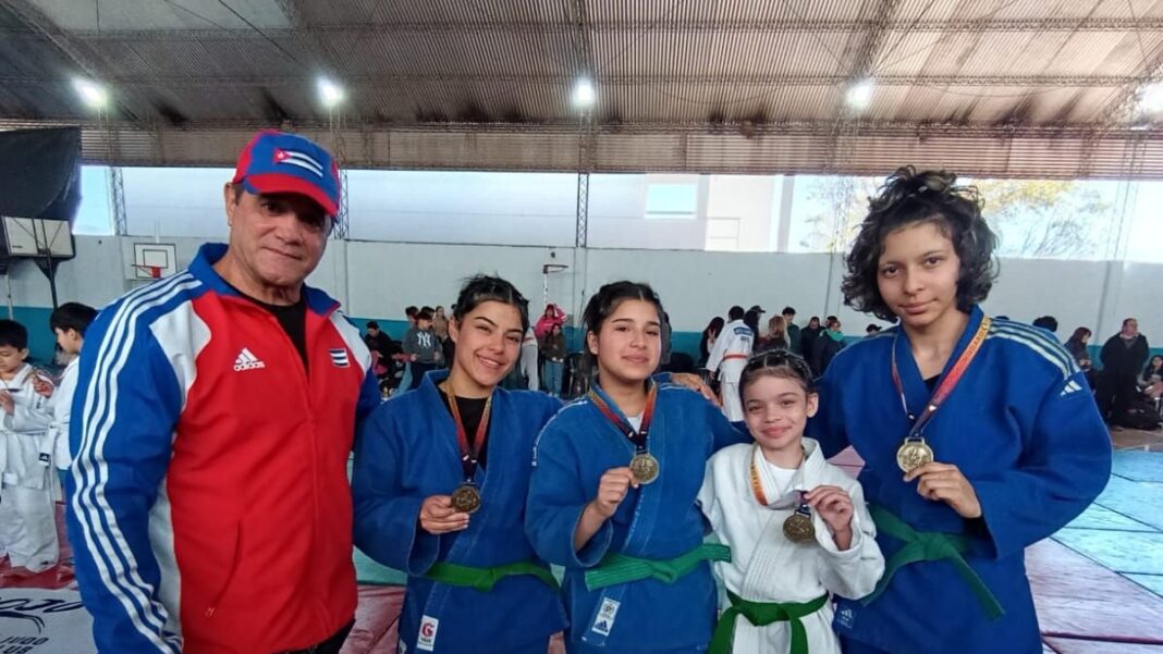 Delegación de judo de Villa Cubas en torneo DARD La Rioja