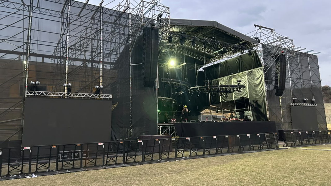 Vista del escenario del Poncho Sunset en el Estadio Bicentenario