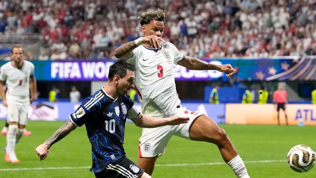 Lionel Messi celebrando con los brazos en alto ante los hinchas argentinos en el estadio Atlanta